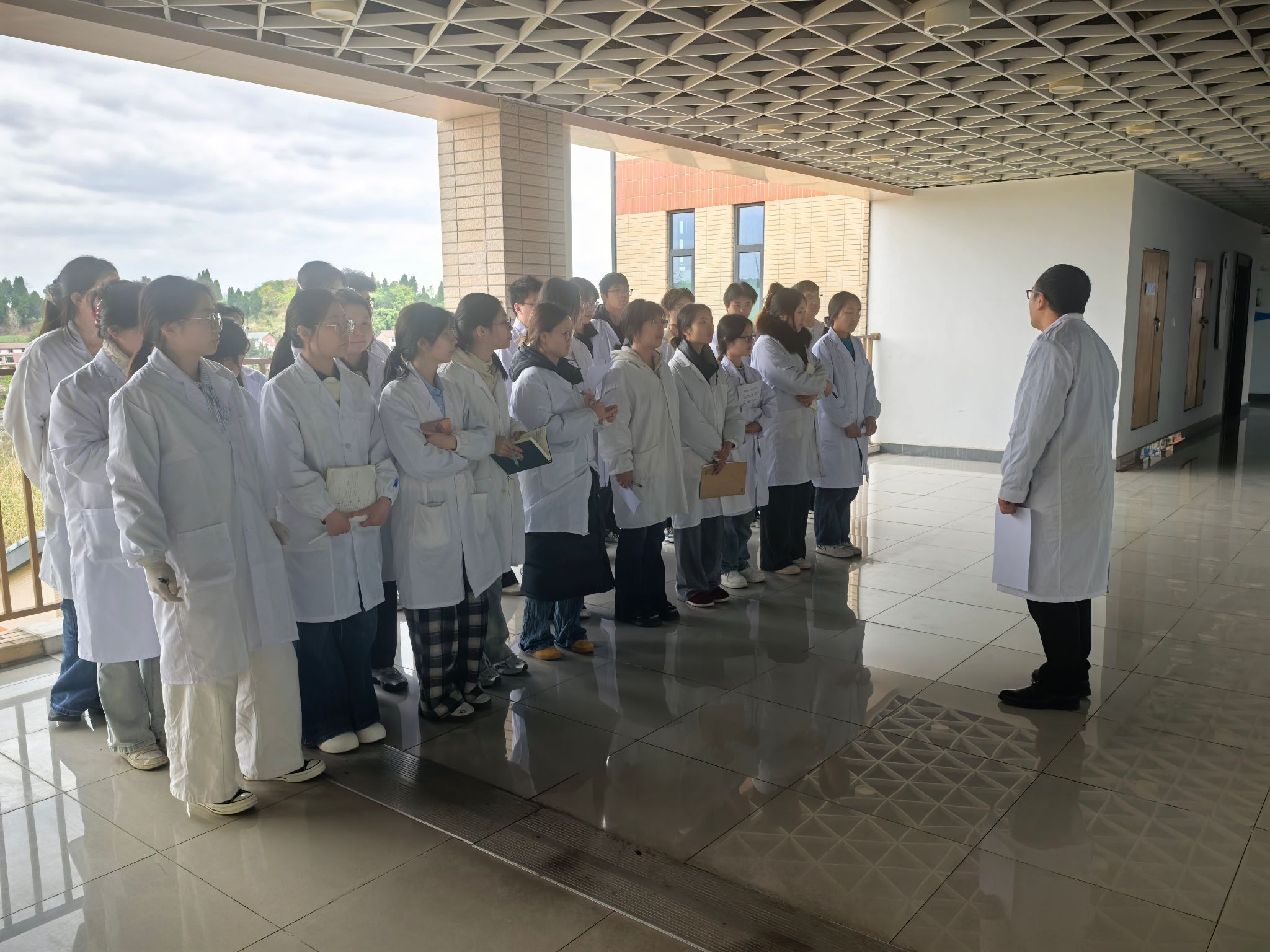 绷紧安全弦 守住科研线——实验室开展学...